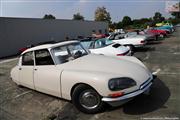 A la porte du garage - Renault 4 CV - Euro Classic Touring Club