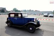 A la porte du garage - Renault 4 CV - Euro Classic Touring Club