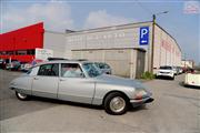 A la porte du garage - Renault 4 CV - Euro Classic Touring Club