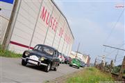 A la porte du garage - Renault 4 CV - Euro Classic Touring Club