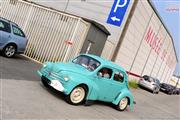 A la porte du garage - Renault 4 CV - Euro Classic Touring Club