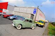 A la porte du garage - Renault 4 CV - Euro Classic Touring Club