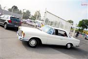 A la porte du garage - Renault 4 CV - Euro Classic Touring Club