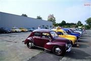 A la porte du garage - Renault 4 CV - Euro Classic Touring Club