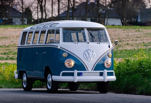 Oldtimer te huur: Volkswagen Bus T1 split busje Deluxe Samba Sea Blue