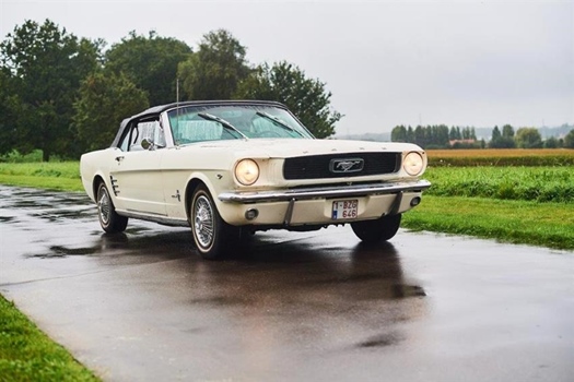 Oldtimer te huur: Ford Mustang convertible V8 beige