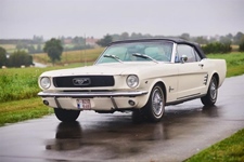 Ford Mustang convertible V8 beige (cabrio)